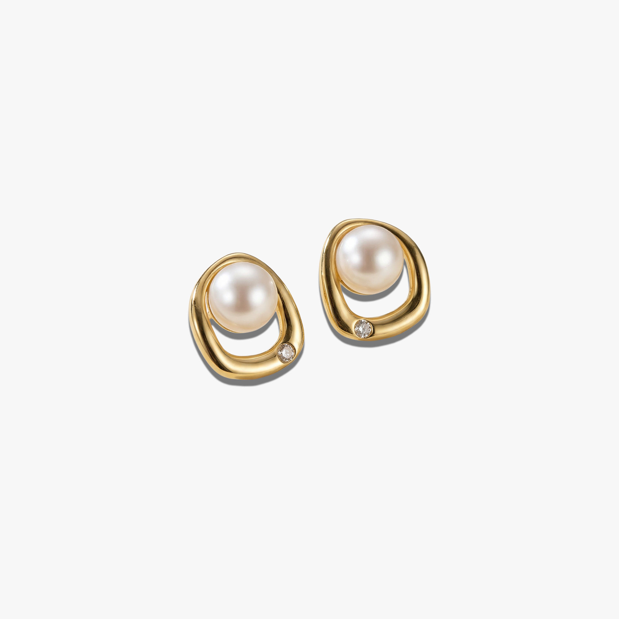 Gold-plated 925 silver Daisy Earrings with pearls and small diamond accents in oval design.