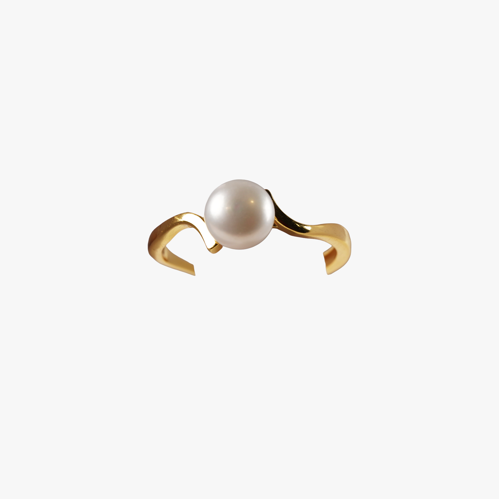 # Ebb and Pearl Ring in 18K gold-plated 925 silver with white pearl gemstone