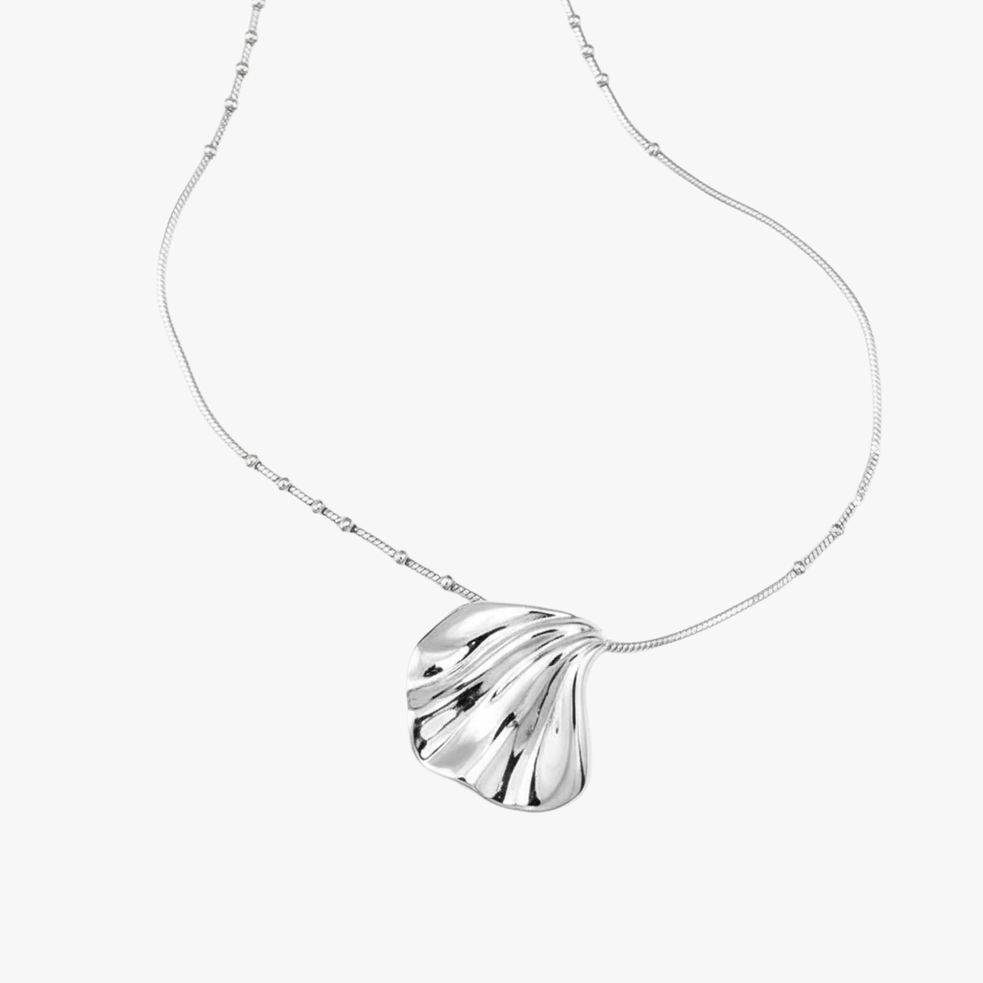 Maria Necklace in 925 silver with sculptural shell-shaped pendant on delicate chain.
