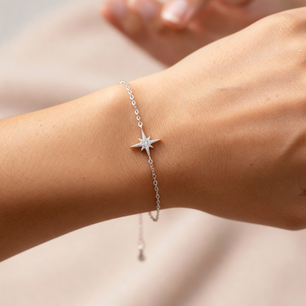 # Isabelle Cardinal Bracelet Silver with four-point star charm on delicate chain