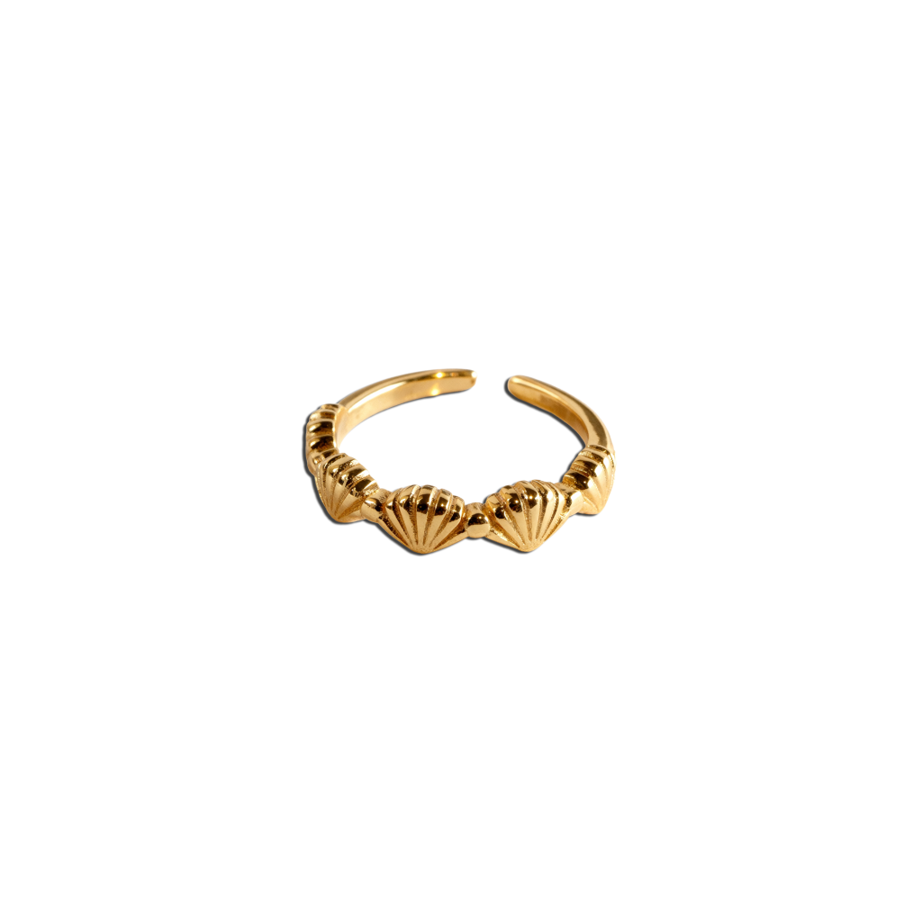 Gold-plated scallop shell ring in 925 silver with decorative ridged design on black background.