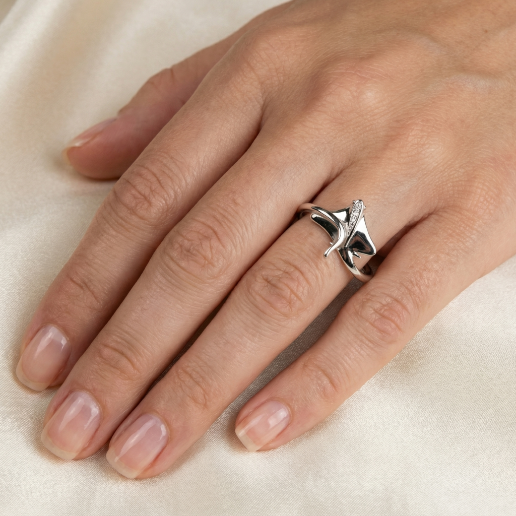 # Manta Ray Ring in 925 Silver with Curved Design on Hand